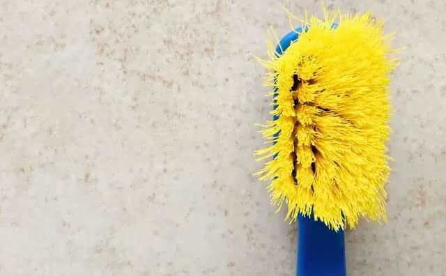 Pourquoi rêver d'une vieille brosse à dents usée?