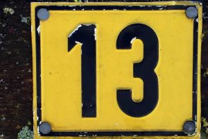 Pourquoi le jaune porte malheur ?