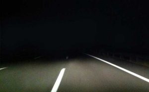 rêver de conduire sur une route sombre