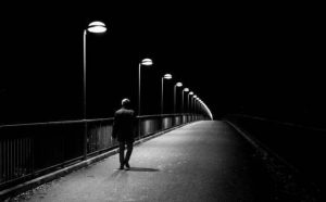 rêver de marcher dans une rue sombre