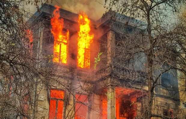 Pourquoi rêver de la maison de quelqu'un en feu ?