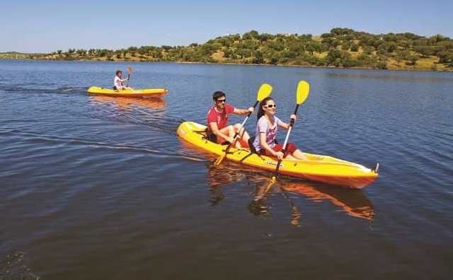 Pourquoi rêver de pagayer en canoë sur un lac ?