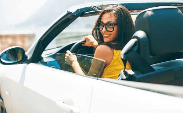 Une femme au  volant d'une voiture blanche dans un rêve : 