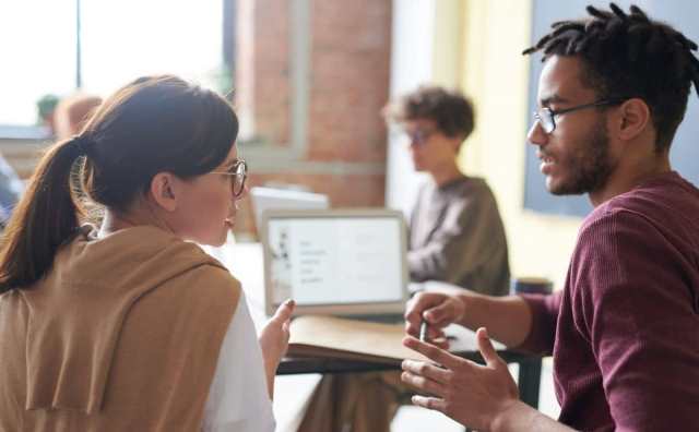 Comment bien interpréter rêver de conversation avec un ami ?