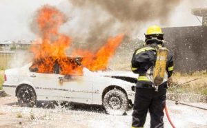 Pourquoi rêver d'une voiture blanche en feu ?