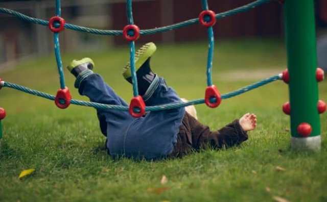 Comment bien interpréter rêver d'un enfant qui tombe ?