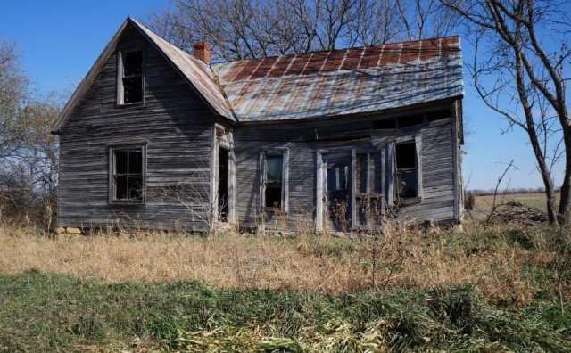 La signification précise d'un rêve avec une vieille maison en bois: