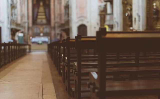 Que signifie rêver d'une église sombre ou vide ?