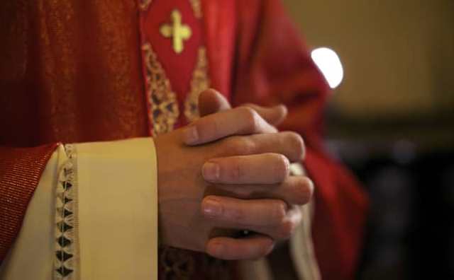 Que signifie rêver d'une église et d'un prêtre