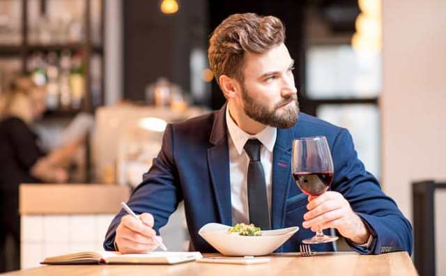 Pourquoi rêver de manger seul ?