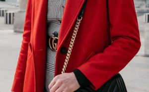 Pourquoi rêver de manteau rouge ?