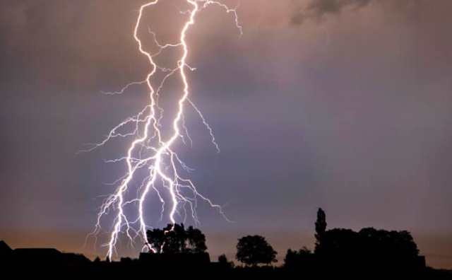 Pourquoi rêver de foudre tombant du ciel ?