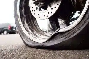 Pourquoi rêver de moto avec un pneu crevé ?