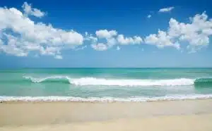 Rêver de vagues sur la plage : quelles interprétations et significations ?