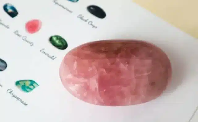 Comment le quartz rose vous aide à dormir ?