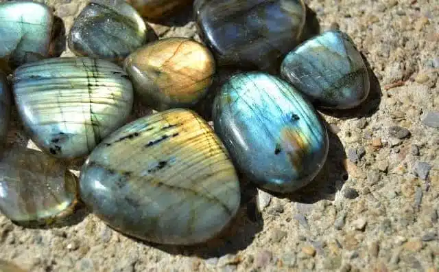 Pierre Labradorite : vertus et bienfaits en lithothérapie 