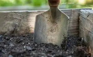 Rêver de bêche : quelles interprétations, symbolisme et significations ?