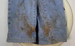 Rêver de porter un pantalon sale : quelles interprétations et significations ?