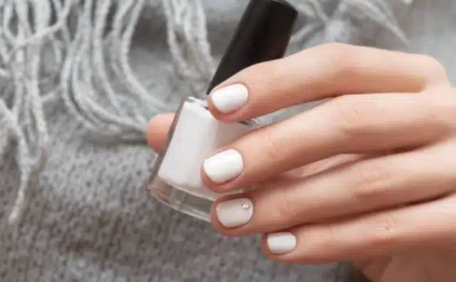 Rêver de vernis à ongles blanc : quelles interprétations, symbolisme et significations ?