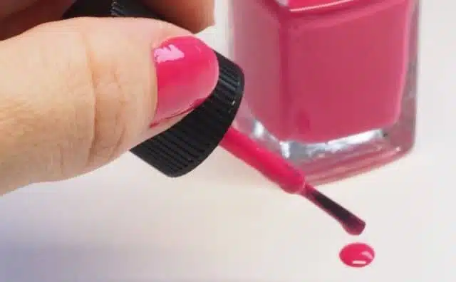 Rêver de vernis à ongles rose : quelles interprétations, symbolisme et significations ?