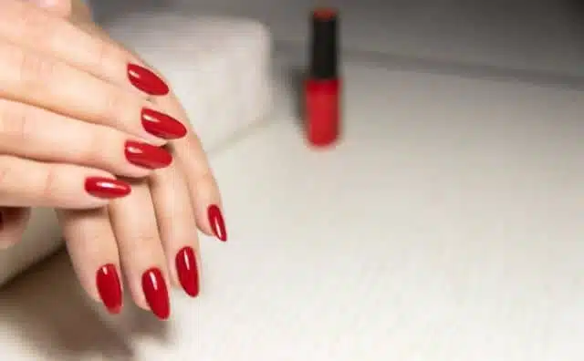 Rêver de vernis à ongles rouge : quelles interprétations, symbolisme et significations ?