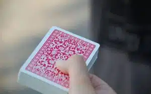Rêver de cartes à jouer : quelles interprétations, symbolisme et significations ?