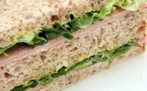 Rêver de sandwich au jambon : quelles interprétations, symbolisme et significations ?