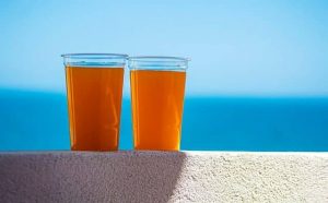 Rêver de gobelet en plastique : quelles interprétations, analyses et significations ?