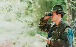 Rêver de garde-chasse : quelles interprétations, analyses et significations ?