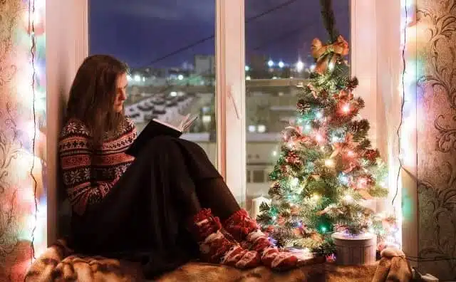 Les guirlandes de Noël dans un rêve sont associées à la joie des fêtes, à la famille et à la célébration des traditions.