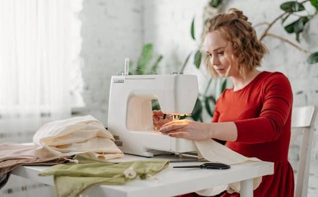 Pourquoi rêver d'une couturière en train de coudre ?