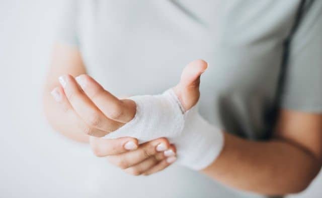 Pourquoi rêver de bandage à la main ?