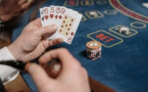 Rêver de bluffer : signification et interprétations