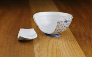 Rêver de casser un bol : signification et interprétations