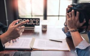 Pourquoi rêver d’être interrogé par la police ?