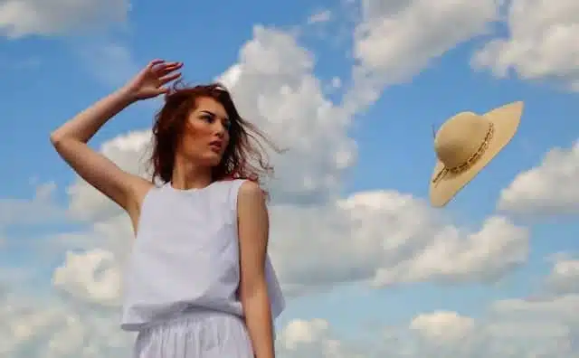 Pourquoi rêver de chapeau emporté par le vent ?